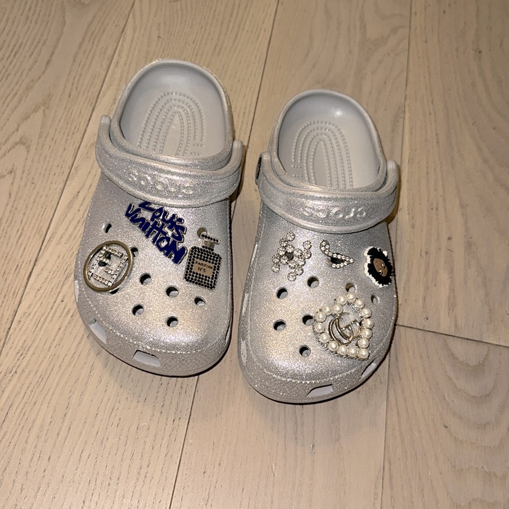 😍WOMEN GLITTER CROCS BUNDLE WITH CHARMS. Size 6, used gently in great condition - Picture 5 of 14